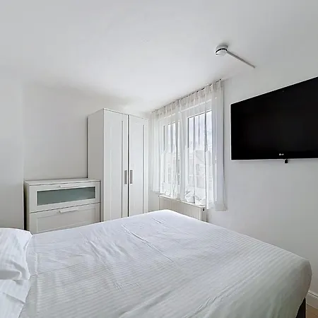 Apartment Centrally Located By Interhome Lejlighed